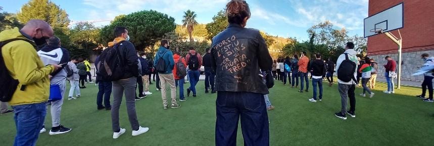 Grupo de alumnos a la espera de entrar al aula para hacer el examen PER en Barcelona